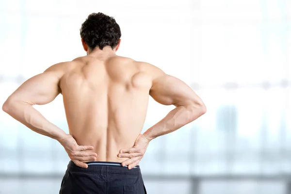 Man met pijn in zijn pols, op een blauwe achtergrond — Stockfoto