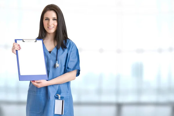 Giovane medico femminile con un pad e uno stetoscopio — Foto Stock