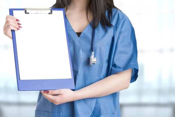 Jeune femme médecin avec un tampon et une stéthoscop — Photo