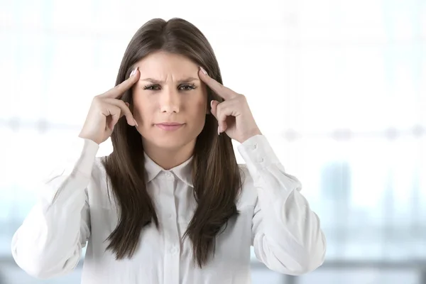 Kopfschmerzen, die unter Kopfschmerzen leiden — Stockfoto