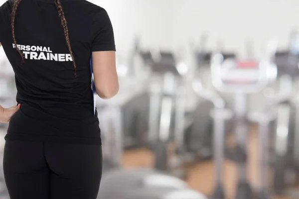 Entrenador Personal Femenino Con Espalda Hacia Cámara Mirando Gimnasio — Foto de Stock