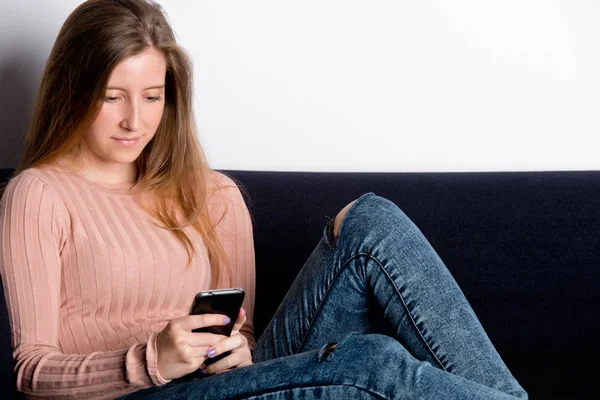 Mujer usando un teléfono móvil —  Fotos de Stock