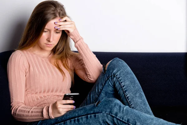Martwi się kobieta, patrząc na telefon — Zdjęcie stockowe