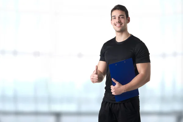 Entraîneur personnel dans une salle de gym — Photo