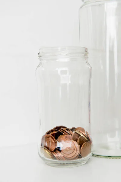 Jar of Coins - концепція зменшення та зменшення коштів — стокове фото