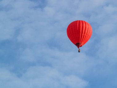mavi gökyüzünde kırmızı hava balonu