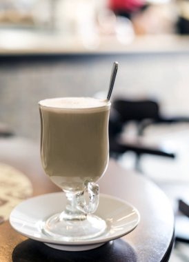 Kafede içinde kaşık sütlü kahve fincan