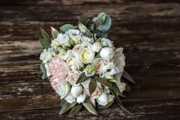ahşap zemin üzerinde düğün buketi