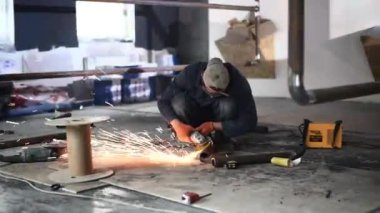 Adam daire testere çalışıyor. Sıcak metal sinekler kıvılcım. Adamın zor iş. Adam Chlef ve pürüzsüz bir yüzey. Üstü çelik çalışan adam. 