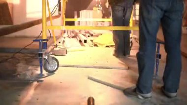 Fabrikadaki iki işçi kaynak işlemleri yapın