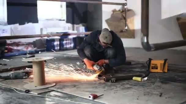 人工作圆锯 来自热金属的火花的苍蝇 这个人的辛勤劳动 人长官 表面光滑 工作在钢的人 — 图库视频影像