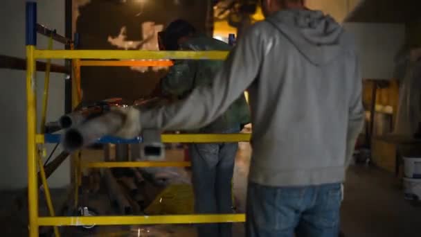 工厂的两名工人做焊接作业 — 图库视频影像