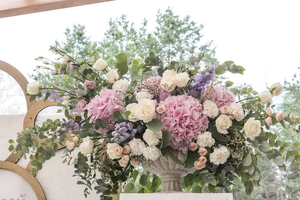 Esküvői Csokor Különböző Virágok Rózsaszín Orgona Fehér Rózsa Esküvőszervezés Esküvői — Stock Fotó