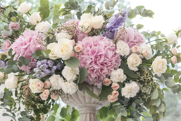 Hochzeitsstrauß Aus Verschiedenen Blumen Pinl Flieder Weiße Rosen Hochzeitsfeier Vorbereitung — Stockfoto