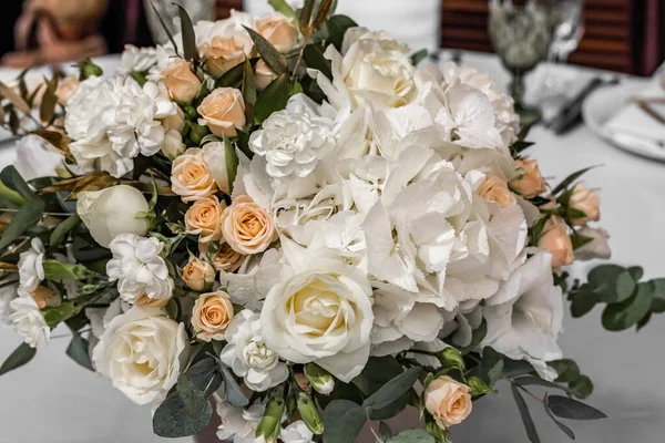 Der Brautstrauß Aus Weißen Und Gelben Blumen Auf Dem Hochzeitsarrangement — Stockfoto