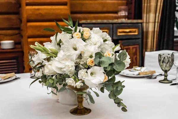 Menyasszony Csokor Fehér Sárga Virágok Esküvői Elrendezése Étteremben Gyönyörű Menyasszonyi — Stock Fotó