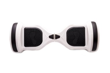 Kendi kendini dengeleyen iki tekerlekli sörf tahtası ya da kaykay motoru beyaz arka planda izole edilmiş. Gyroboard: beyaz arka planda beyaz jiroskop. Yeni hareket