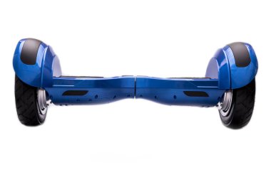 Kendi kendini dengeleyen iki tekerlekli sörf tahtası ya da kaykay motoru beyaz arka planda izole edilmiş. Giroboard: Beyaz arkaplanda mavi giroboard. 