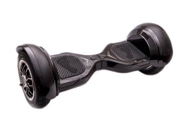 Kendi kendini dengeleyen iki tekerlekli sörf tahtası ya da kaykay motoru beyaz arka planda izole edilmiş. Gyroboard: beyaz arka planda siyah gyroboard. Yeni hareket