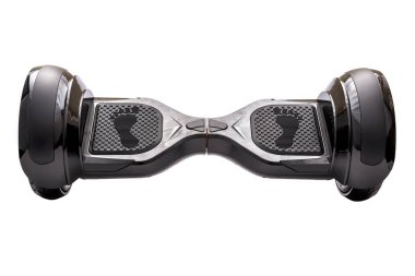 Kendi kendini dengeleyen iki tekerlekli sörf tahtası ya da kaykay motoru beyaz arka planda izole edilmiş. Gyroboard: beyaz arka planda siyah gyroboard. Yeni hareket