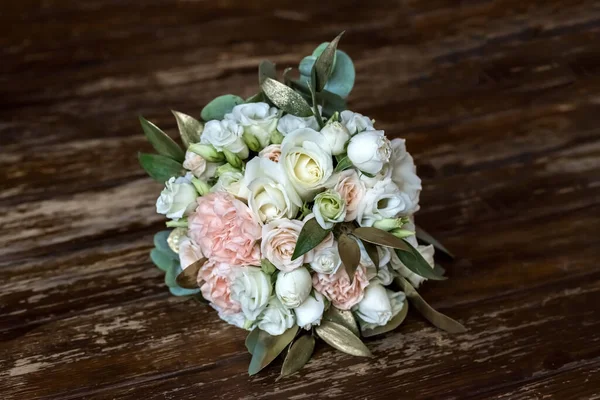 Prachtige Bruiloft Boeguet Gemaakt Van Witte Roze Pioenrozen Houten Achtergrond — Stockfoto