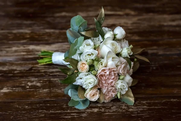 Bouguet Casamento Bonito Feito Peônias Brancas Rosa Fundo Madeira Decoração — Fotografia de Stock