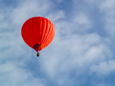 Kapadokya üzerinde mavi gökyüzünde uçan kırmızı sıcak hava balonu. Hava balonuyla seyahat et..
