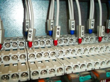 Kablo bağlantıları ile edilen elektrik kabini 