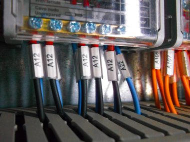 Kablo bağlantıları ile edilen elektrik kabini 