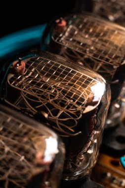 Kablolu Nixie tüpleri.