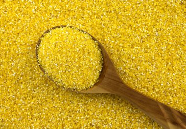 Mısır kaba zemin tahta kaşıkla irmik