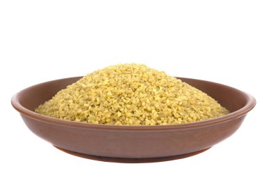 Beyaz izole bir kil kase kuru bulgur buğday 