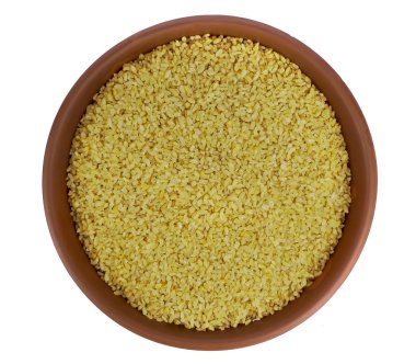 Beyaz izole bir kil kase kuru bulgur buğday 