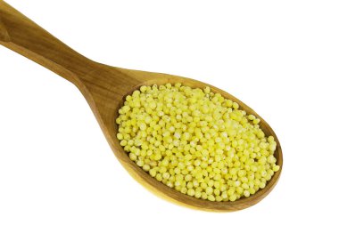 Tahta kaşık beyaz bir arka plan üzerinde darı