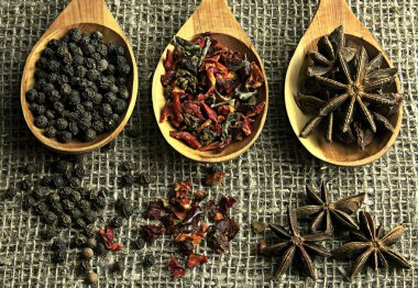 bir tahta kaşık baharat