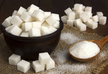 tahta kaşık ile bir tencerede küp şeker