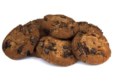 Beyaz arka planda izole edilmiş çikolata parçacıklı kurabiyeler.