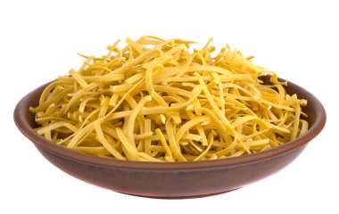 Beyaz arka plan üzerinde izole bir plaka üzerinde İtalyan makarna