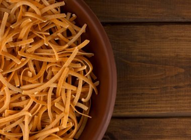 masaya bir tabak makarna çeşitleri