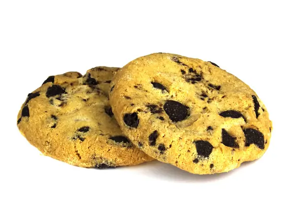 Beyaz arka planda izole edilmiş çikolata parçacıklı kurabiyeler.