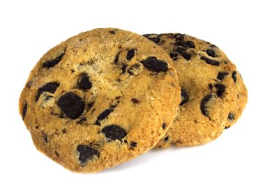 Beyaz arka planda izole edilmiş çikolata parçacıklı kurabiyeler.