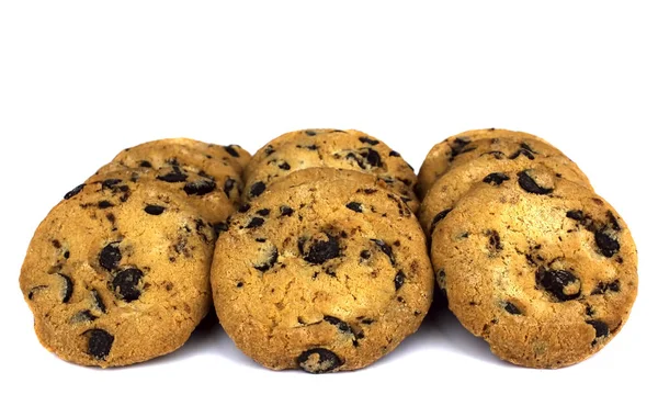 Beyaz arka planda izole edilmiş çikolata parçacıklı kurabiyeler.