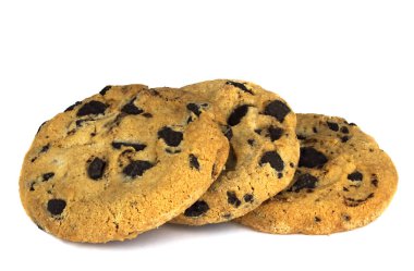 Beyaz arka planda izole edilmiş çikolata parçacıklı kurabiyeler.