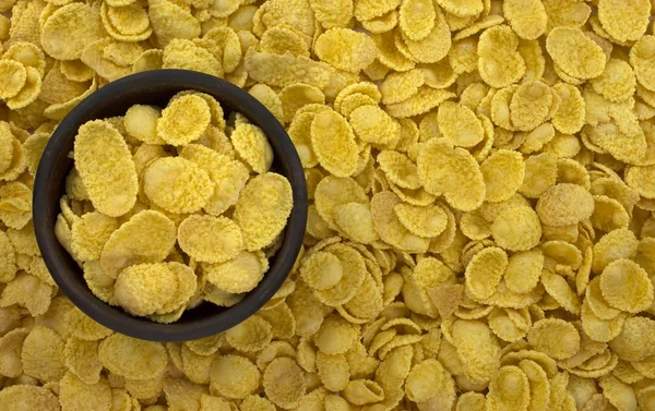 Fondo de hojuelas de maíz doradas con plato — Foto de Stock