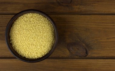 Masanın üzerinde bir kaseye kuskus