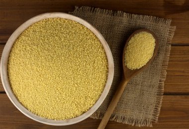 Tablo ve tahta kaşık bir kaseye kuskus 