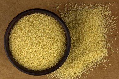 Masanın üzerinde bir kaseye kuskus