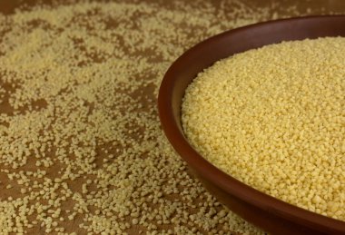 Masanın üzerinde bir kaseye kuskus