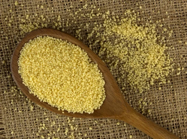 Couscous en una cuchara de madera — Foto de Stock