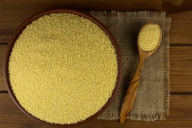 Tablo ve tahta kaşık bir kaseye kuskus 